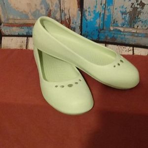Crocs lime green flats